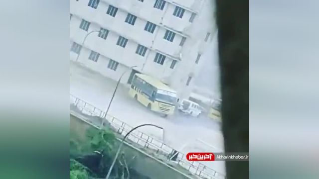 لحظه چپ شدن یک اتوبوس بر اثر طوفان | ویدیو