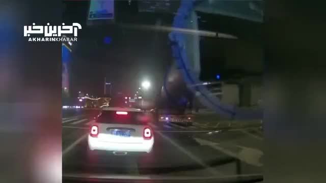 تصادف یک خودرو پشت چراغ قرمز با تریلی!