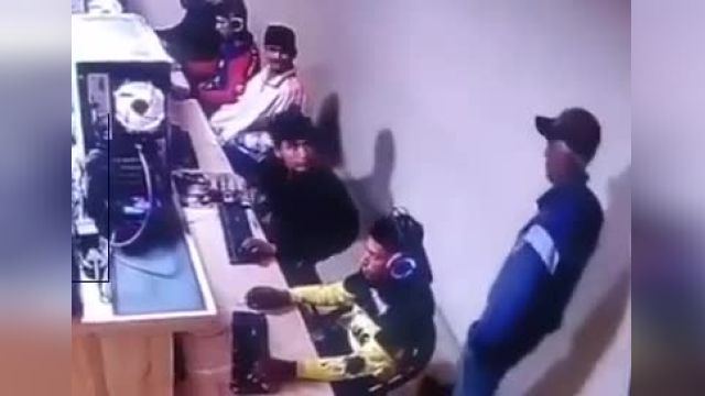 لحظه کتک خوردن تلخ یک پسر جوان از پدرش بخاطر بازی در کلوپ | ویدیو
