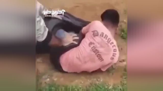 تجربه ترسناک نجات یک مرد از دام مار بوآ در ویدئو