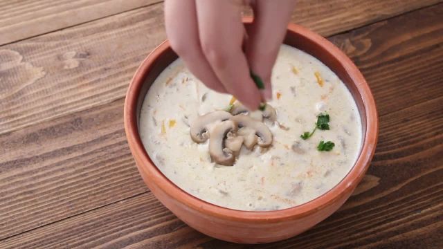 طرز تهیه سوپ قارچ لعابدار با خامه به سبک رستورانی