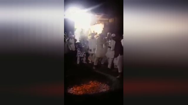 واقعه سقوط سه مرد در مراسم مذهبی بر روی زغال گداخته