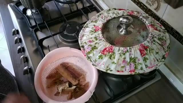 طرز تهیه سوتی پلو یا کته زعفرونی با شیر همراه با ماهی دودی غذای سنتی و اصیل اردبیل