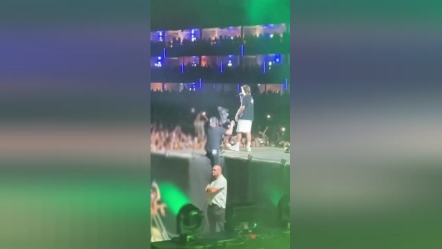 سقوط فیلمبردار از روی صحنه در کنسرت | ویدیو