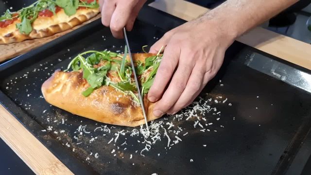 طرز تهیه پیتزا کالزونه ایتالیایی با پپرونی و سس مارینارا