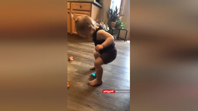 نشستن بچه بامزه روی صندلی کوچک اسباب بازی خود | ویدیو وایرال