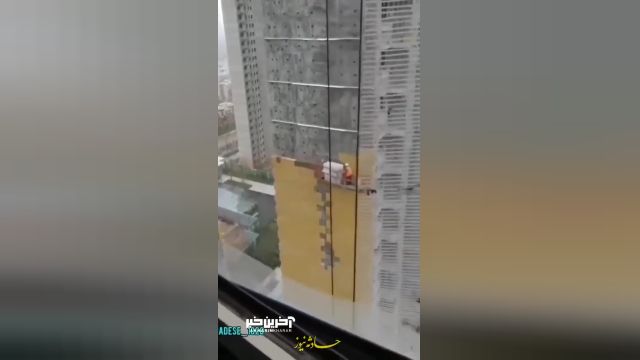 ویدیوی وحشتناک از معلق ماندن کارگر ساختمانی در ارتفاع چند صدمتری حین طوفان