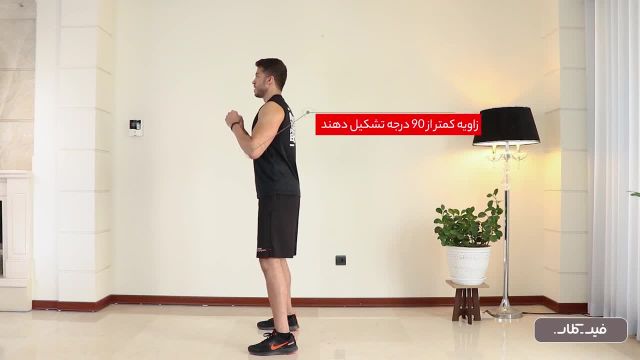 اجرای حرکت اسکوات با چرخش 180 درجه در بدنسازی