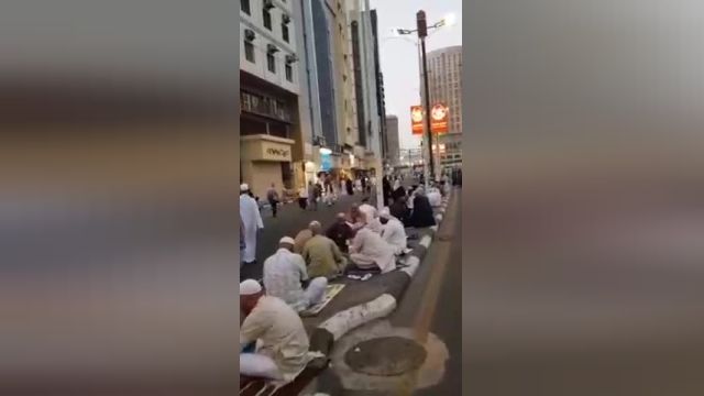 حال و هوای ماه مبارک رمضان و افطار مردم در خیابانی در مکه | ویدیو