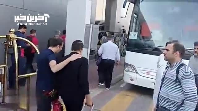 استقبال سفیر ایران در عربستان از کاروان پرسپولیس هنگام ورود به فرودگاه ریاض