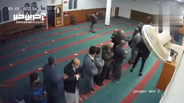 حمله به مسجد | حمله وحشیانه به نمازگزاران با اسپری فلفل و تبر! 
