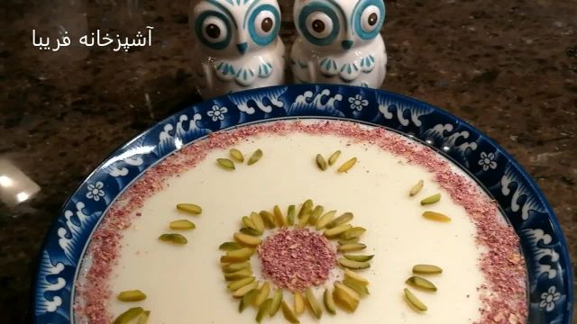 طرز تهیه فرنی خوشمزه و غلیظ با طعم هل و گل محمدی