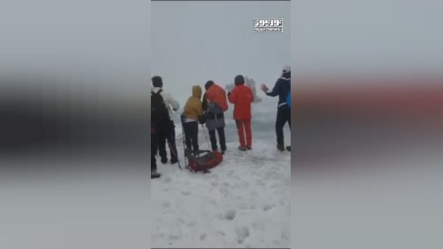 شکسته شدن یخ دریاچه سبلان باعث سقوط 5 کوهنورد در دریاچه شد | ویدیو