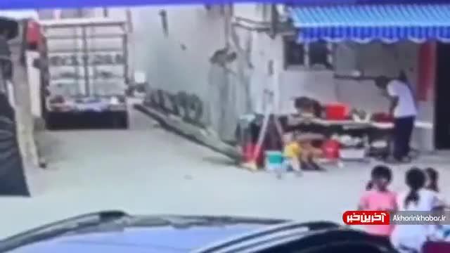 کلیپ زیر گرفتن یک بچه با کامیون | ویدیو