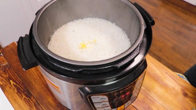 طرز تهیه برنج قالبی با پلو پز با ته دیگ زعفرانی خوشمزه و مجلسی برای 10 نفر
