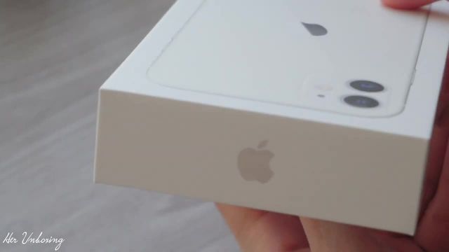 آنباکسینگ iPhone 11 White