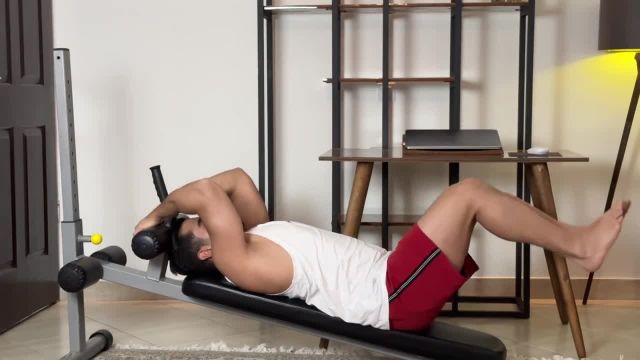 بررسی و اجرای صحیح حرکت زیر شکم خوابیده روی میز شیب دار
