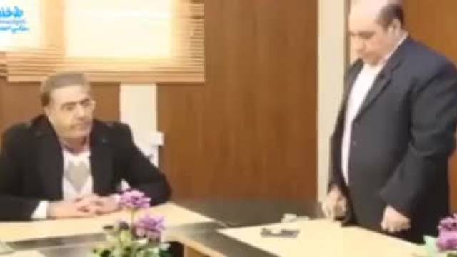 کلیپ طنز شبکه استانی لرستان به نماز خواندن علیرضا دبیر در جلسه رسمی | ویدیو