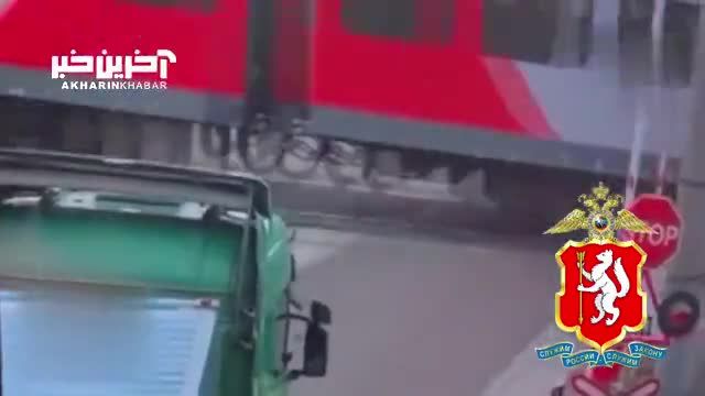 ویدئویی از تصادف قطار با یک خودرو