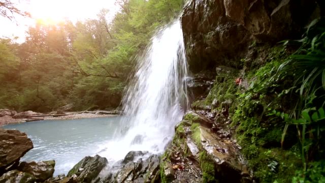 آبشار جنگلی آرامش بخش | صداهای آرامش بخش طبیعت برای خواب، مطالعه، مدیتیشن، یوگا، کاهش استرس