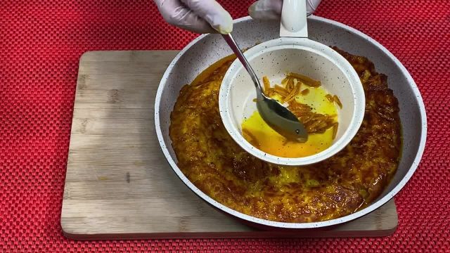 طرز تهیه کوکوی شیرین خوشمزه تبریزی با ماست چکیده و سیب زمینی پخته شده