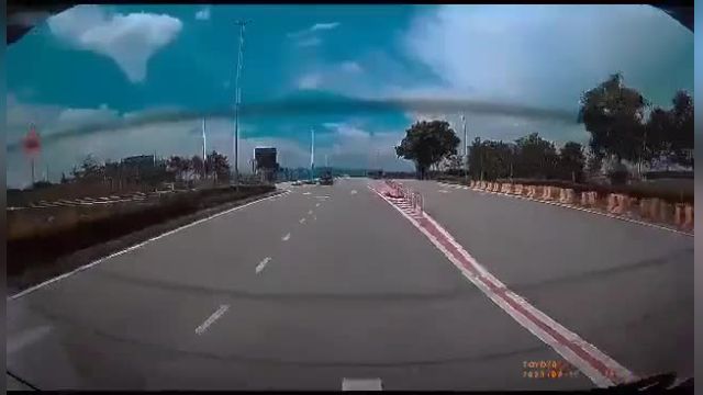 لحظه سقوط هواپیمای کوچک در بزرگراه مالزی | ویدیو