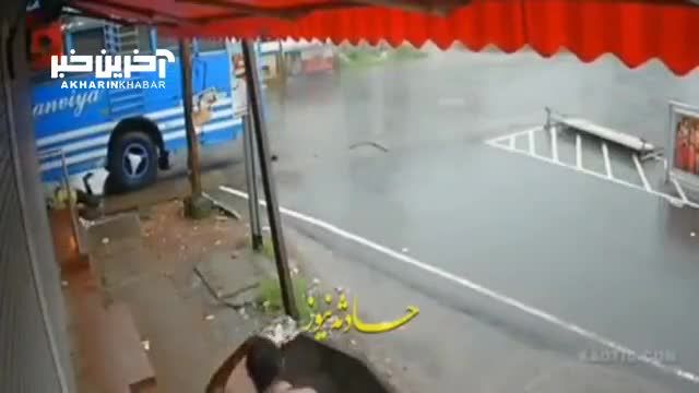 فیلمی از رد شدن اتوبوس از روی یک موتورسوار