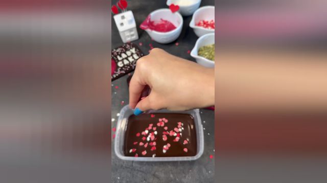 طرز تهیه شکلات قالبی با شکلات تخته ای برای ولنتاین در قالب پلاستیکی