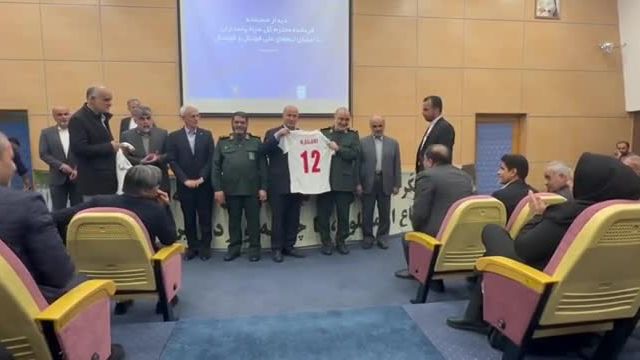 اهدای پیراهن شماره 12 تیم ملی به سردار سلامی: یک لحظه تاریخی و ارزشمند