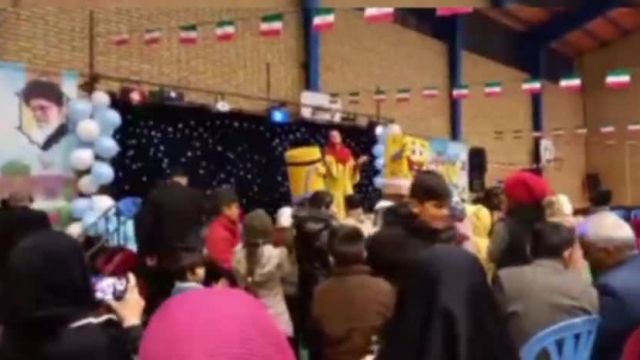 خوانندگی مجری زن در جشن 22 بهمن شهرستان فلاورجان |  ویدیو