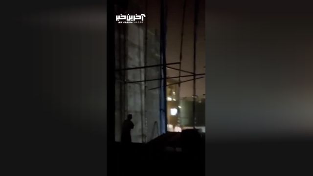 لحظه سقوط ورقه فلزی از اسکلت ساختمانی در مشهد بر اثر طوفان