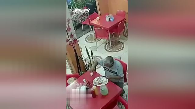 آرامش جالب پیرمرد اکوادری هنگام سرقت مسلحانه از رستوران