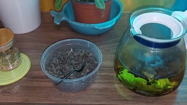 طرز تهیه دمنوش چای سبز با هل و زعفران | چگونه چای سبز را دم کنیم ؟