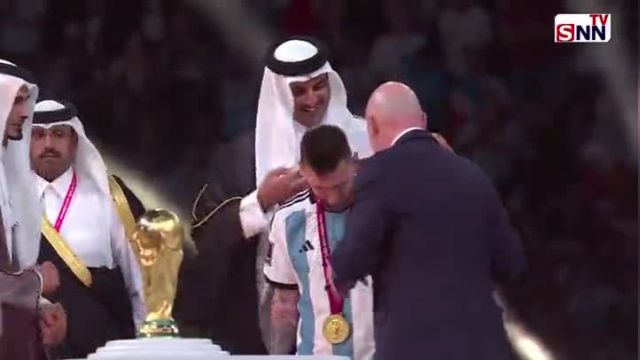 لباس عربی بر تن لئونل مسی هنگام اهدای کاپ جام جهانی 2022 قطر