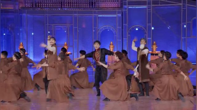 اجرای رقص سماور پدربزرگ و آواز روح اژدها و اسب در شب نشینی «جشن فانوس» رادیو و تلویزیون مرکزی چین
