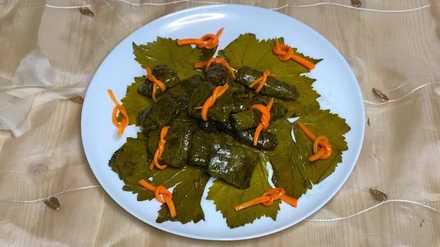 طرز تهیه دلمه برگ مو خوشمزه و ملس با نکات ویژه و کلیدی