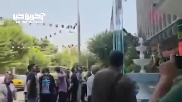 تجمع بازاریان مقابل شورای شهر تهران در اعتراض به حضور دستفروشان