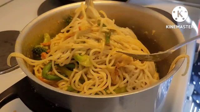 طرز تهیه اسپاگتی مرغ و سبزیجات به سبک افغان ها فوق العاده خوشمزه و متفاوت