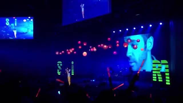 کنسرت سیروان خسروی | اجرای آهنگ بی قرار توام چشم انتظار توام