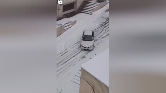 سر خوردن روی برف دنا در روز برفی و برخورد با یک خودرو سمند | ویدیو