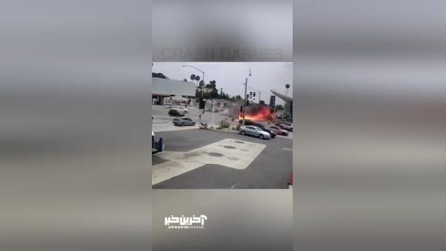 تصادف وحشتناک و آتش گرفتن یک خودرو وسط خیابان