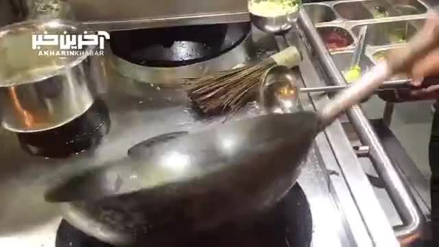 آشپز سریع در تهیه نودل چینی در شرق آسیا
