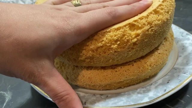طرز تهیه کیک اسفنجی برای خامه کشی با بافتی نرم و لطیف به روش افغانی