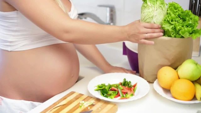 تغذیه برای زیبا شدن جنین | ویدیو