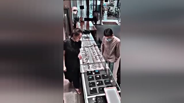 زرنگی دختر فروشنده برای جلوگیری از سرقت جواهر توسط مشتری | ویدیو