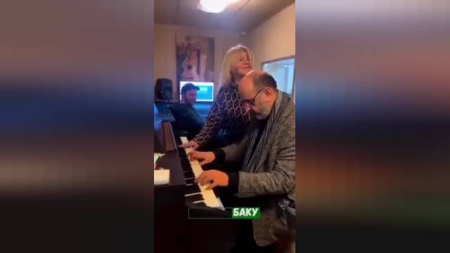 پیانونوازی محمد اصفهانی با زن ارمنی در ایروان | ویدیو