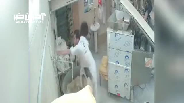 لحظه هولناک گیر کردن پیراهن نانوا در دستگاه خمیرزنی