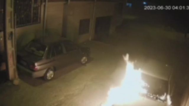 آتش زدن یک خودروی پارک شده توسط فردی ناشناس در ایلام | ویدیو