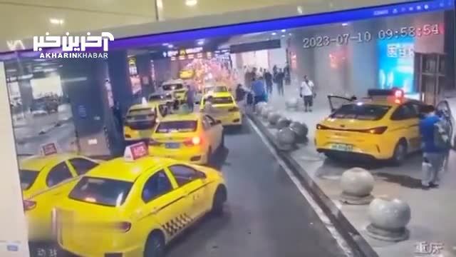 تصادف تاکسی با عابران در پیاده‌ رو