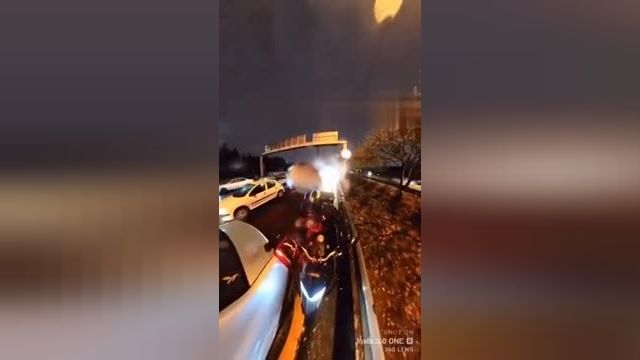 فیلم: ماجرای تلاش یک موتورسوار برای بازگشایی راه برای آمبولانس